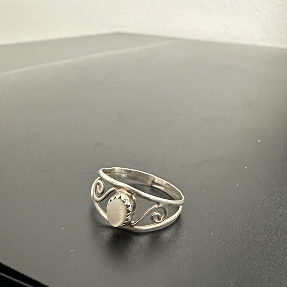 Elegant Silver Swirl Ring - Picture 3 of 4